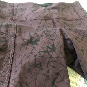 Lululemon Maroon and Black Triangle Capris (4)